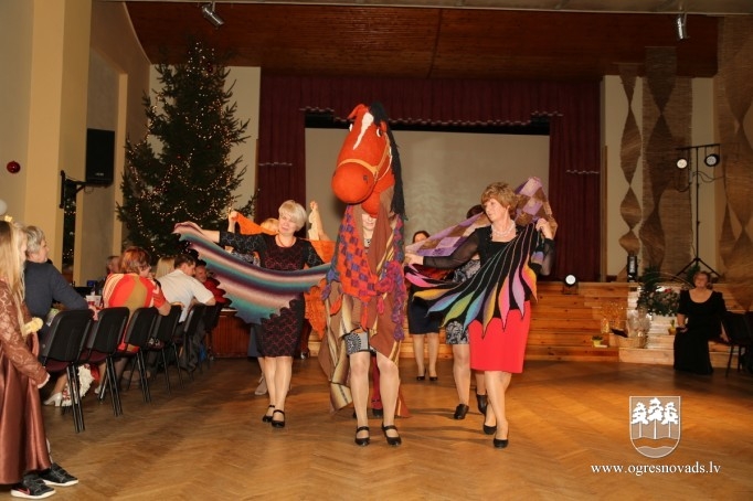 Mazā, sirmā kumeliņā…