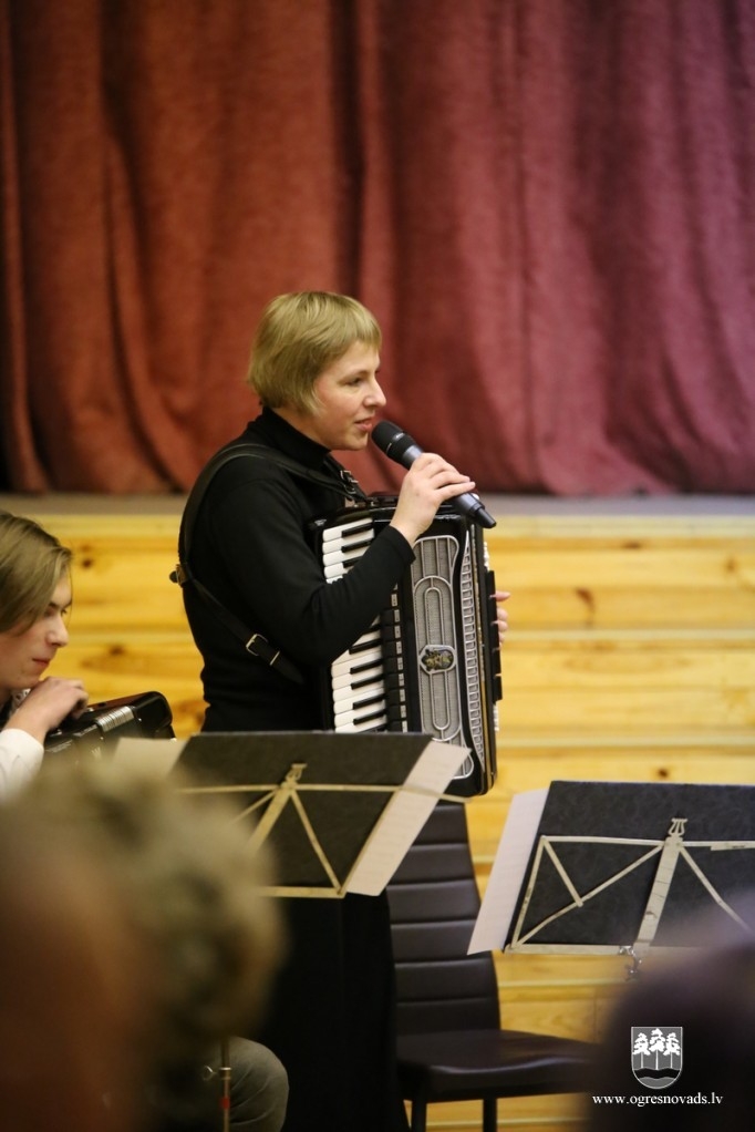 Mazā, sirmā kumeliņā…
