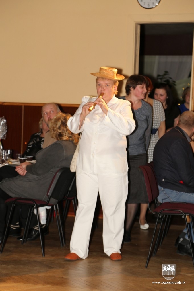 Mazā, sirmā kumeliņā…