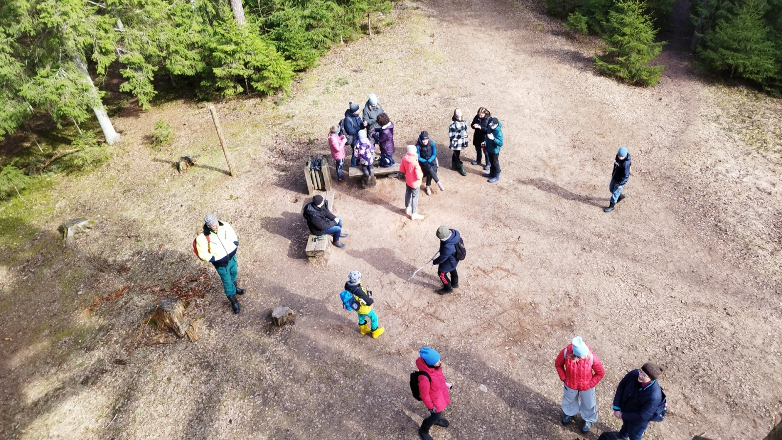 Cilvēki Ogres Zilajos kalnos pastaigā pa purva takām