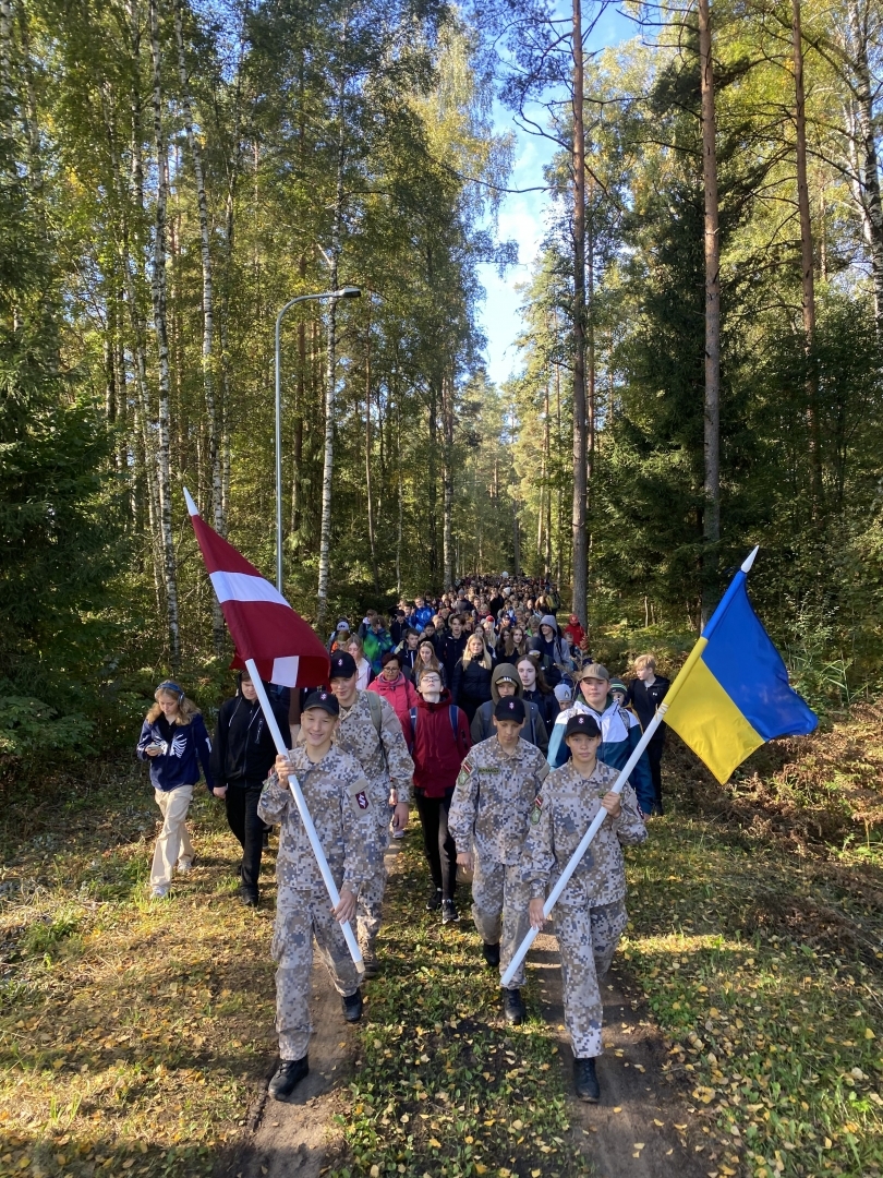 Patriotiskā pārgājienā dodas vairāk kā 1000 Ogres novada skolēni