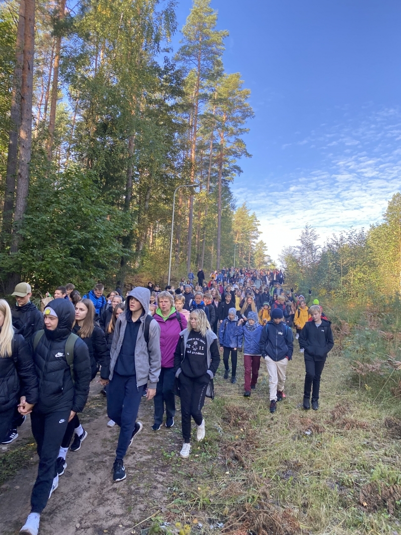 Patriotiskā pārgājienā dodas vairāk kā 1000 Ogres novada skolēni