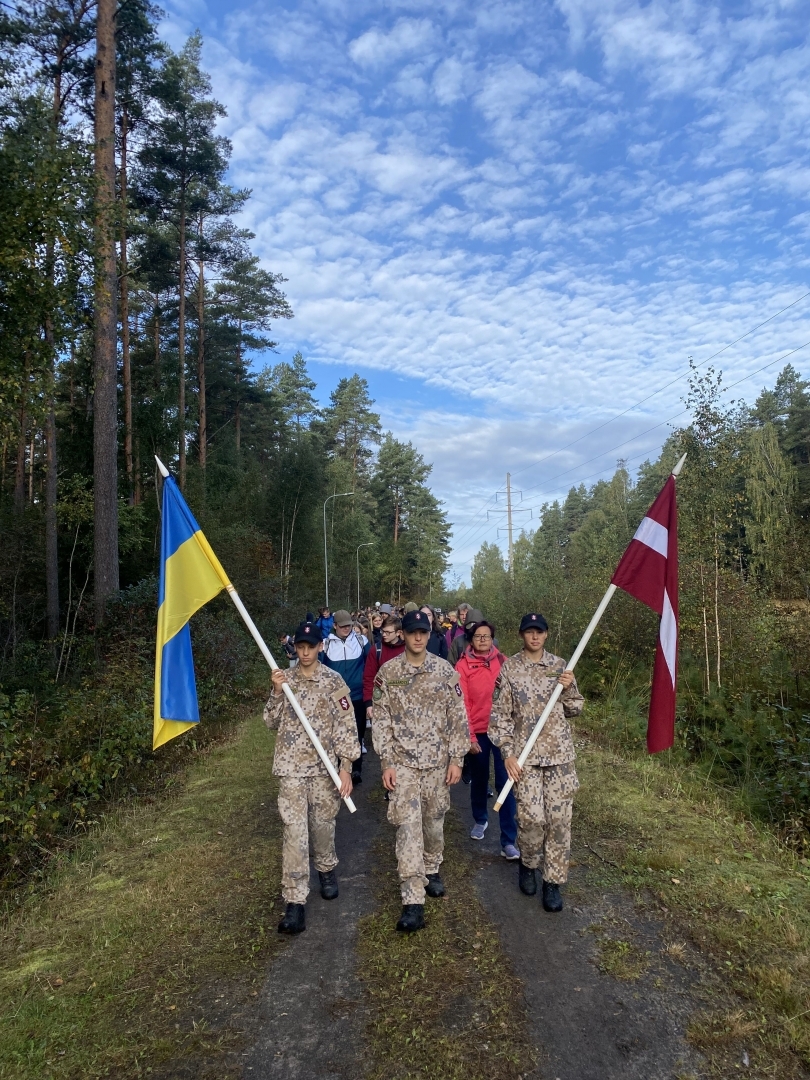 Patriotiskā pārgājienā dodas vairāk kā 1000 Ogres novada skolēni