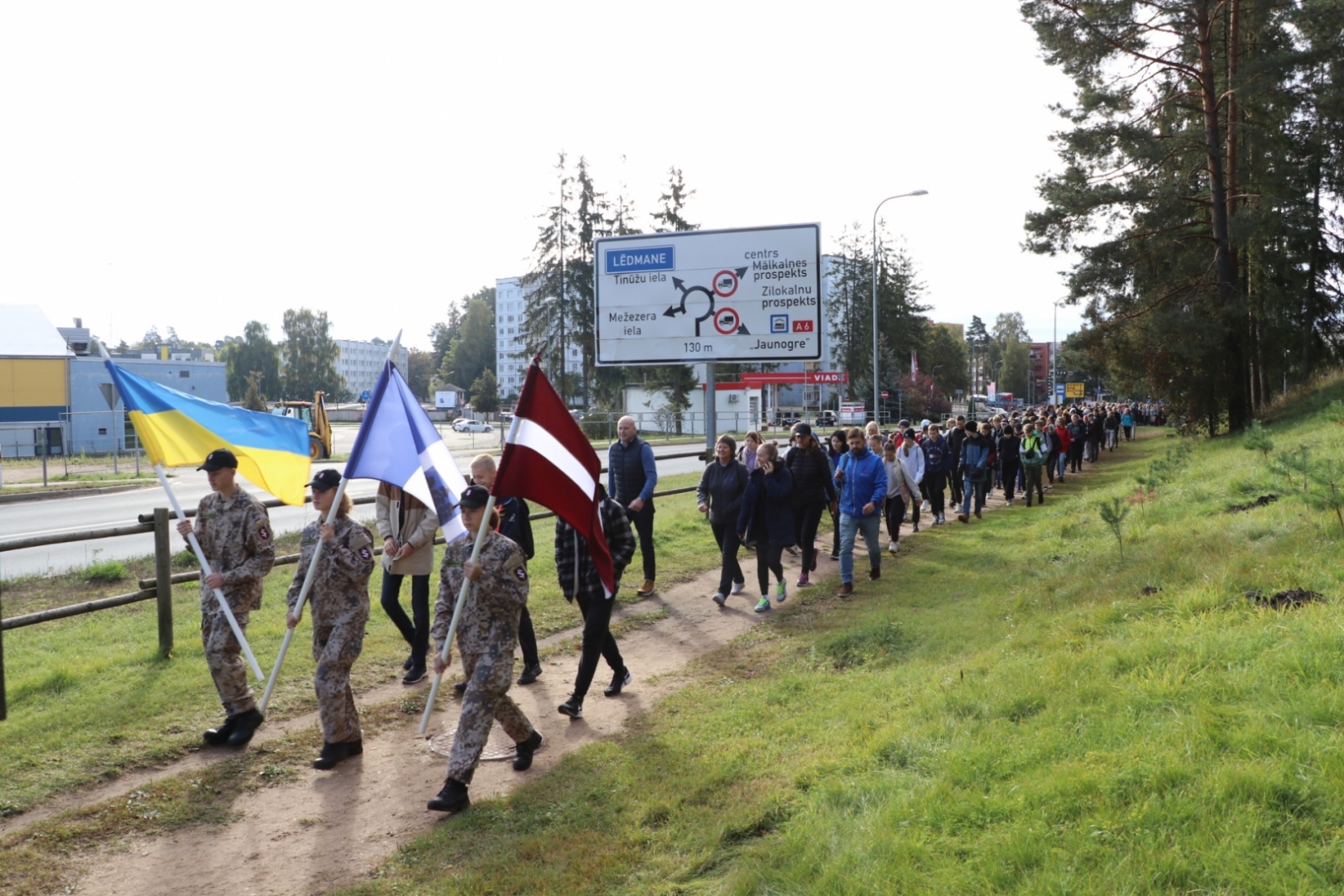 Patriotiskā pārgājienā dodas vairāk kā 1000 Ogres novada skolēni