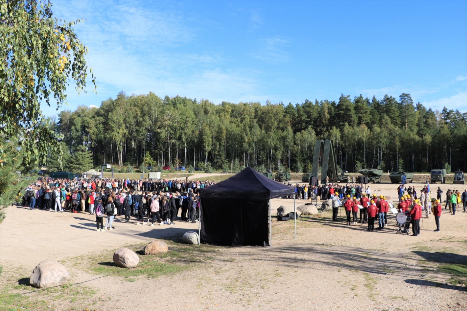 Patriotiskā pārgājienā dodas vairāk kā 1000 Ogres novada skolēni