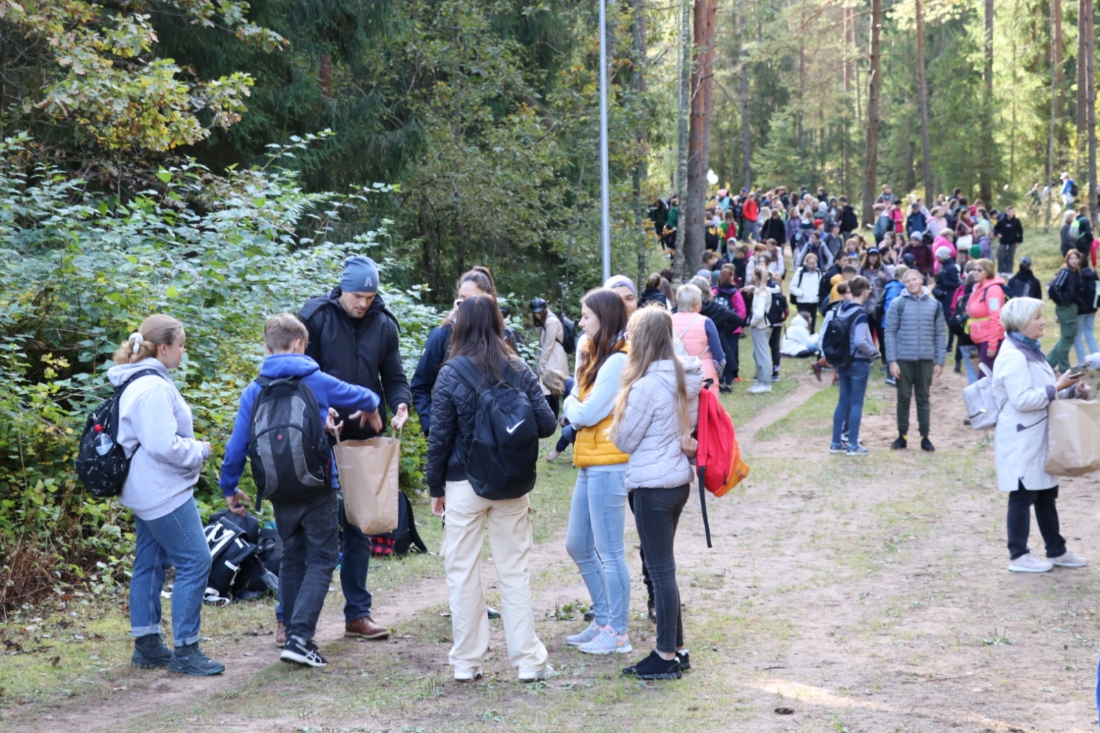 Patriotiskā pārgājienā dodas vairāk kā 1000 Ogres novada skolēni