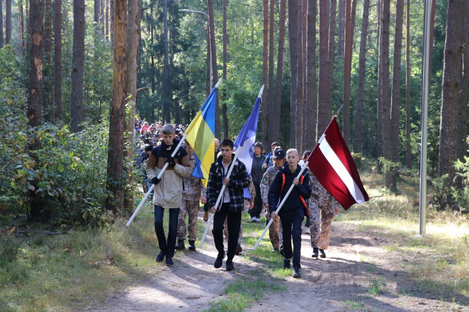 Patriotiskā pārgājienā dodas vairāk kā 1000 Ogres novada skolēni