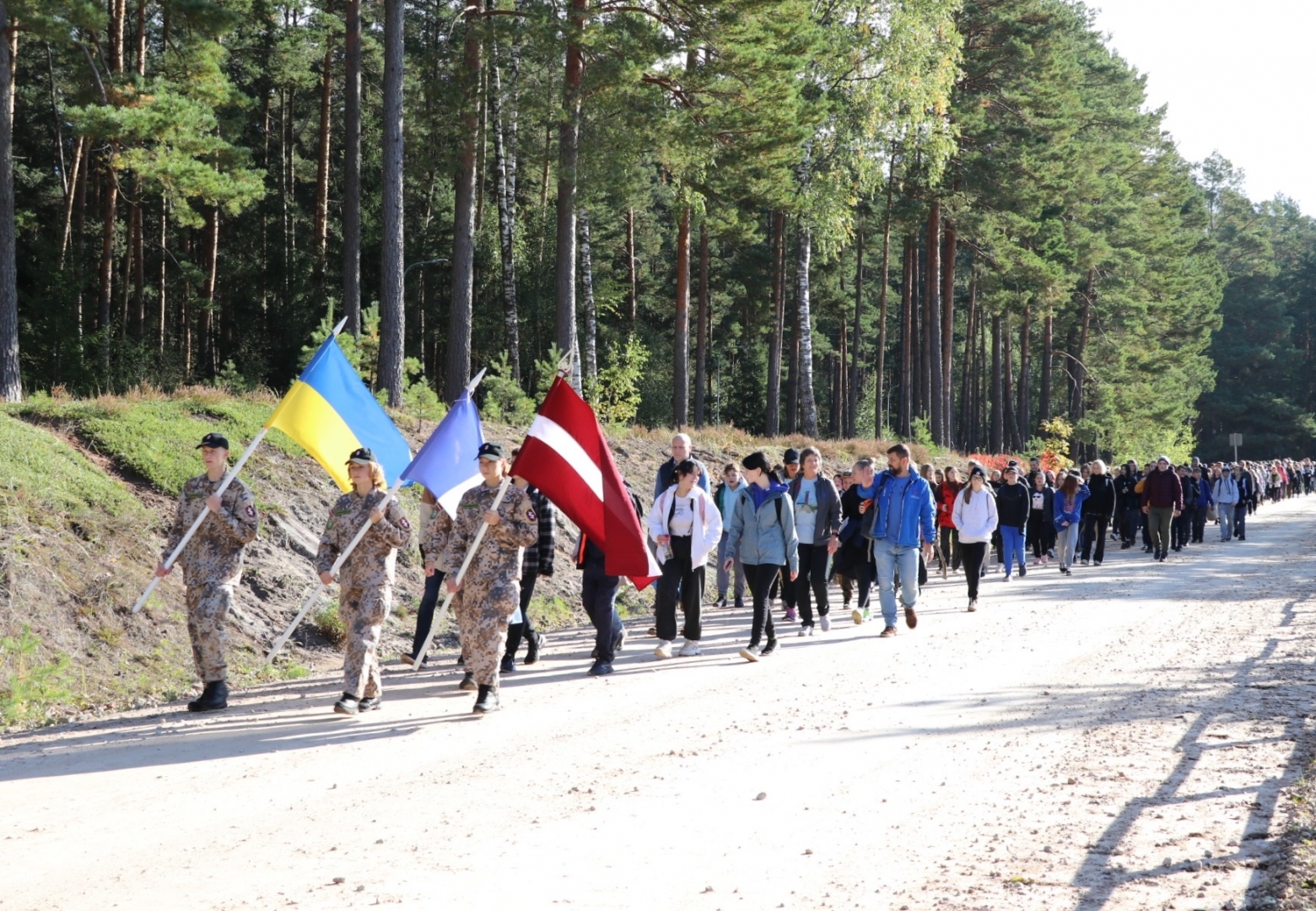 Patriotiskā pārgājienā dodas vairāk kā 1000 Ogres novada skolēni