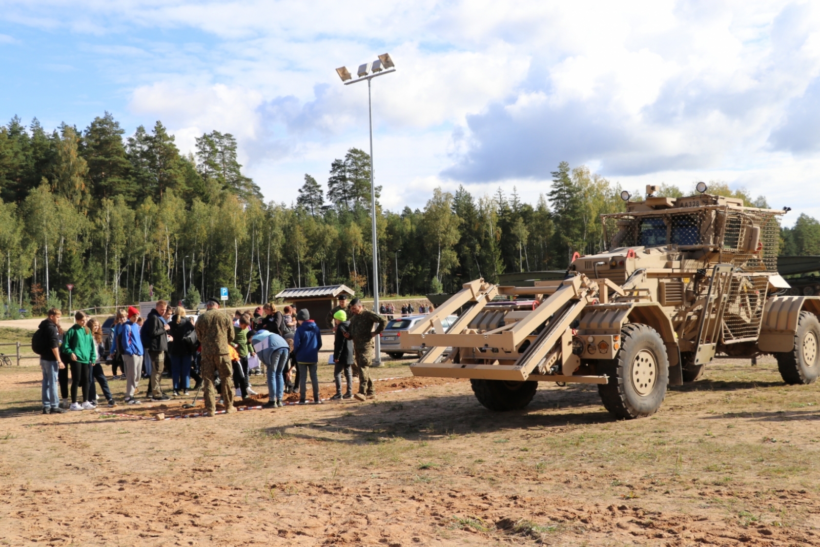 Patriotiskā pārgājienā  dodas vairāk kā 1000 Ogres novada skolēni