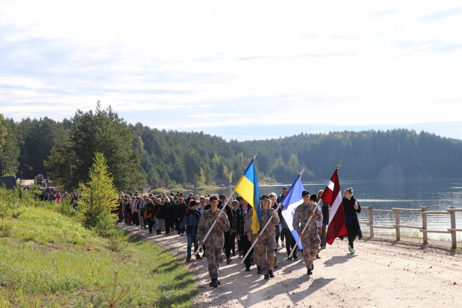 Patriotiskā pārgājienā dodas vairāk kā 1000 Ogres novada skolēni