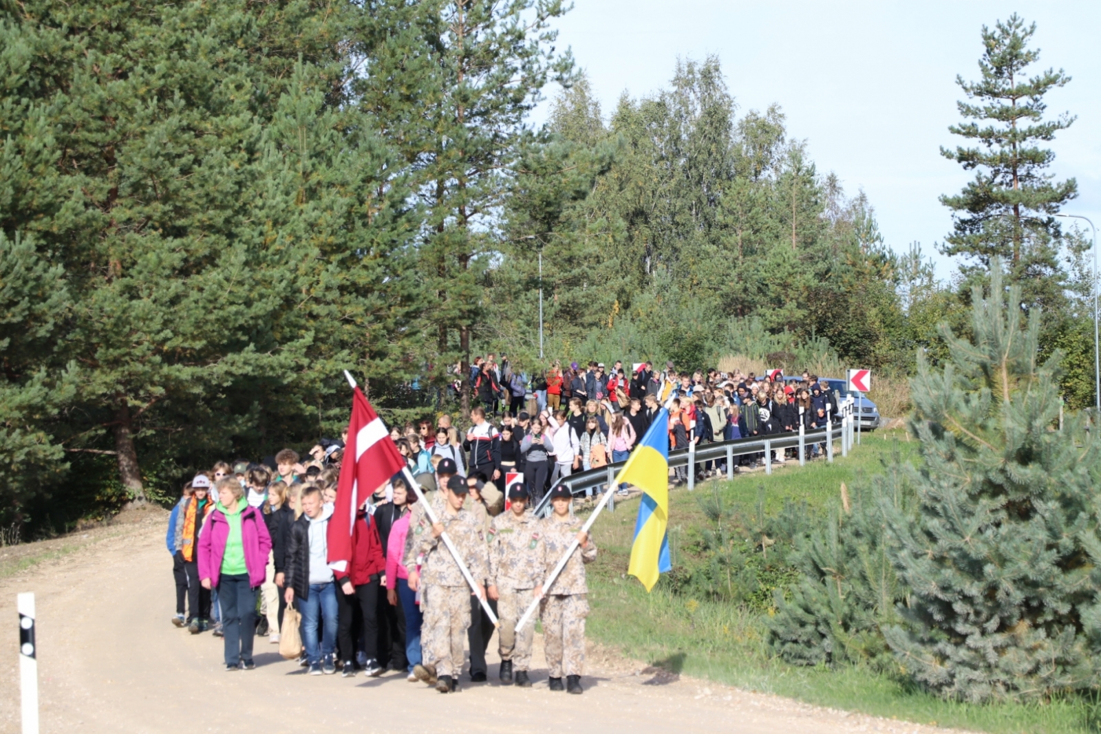 Patriotiskā pārgājienā dodas vairāk kā 1000 Ogres novada skolēni