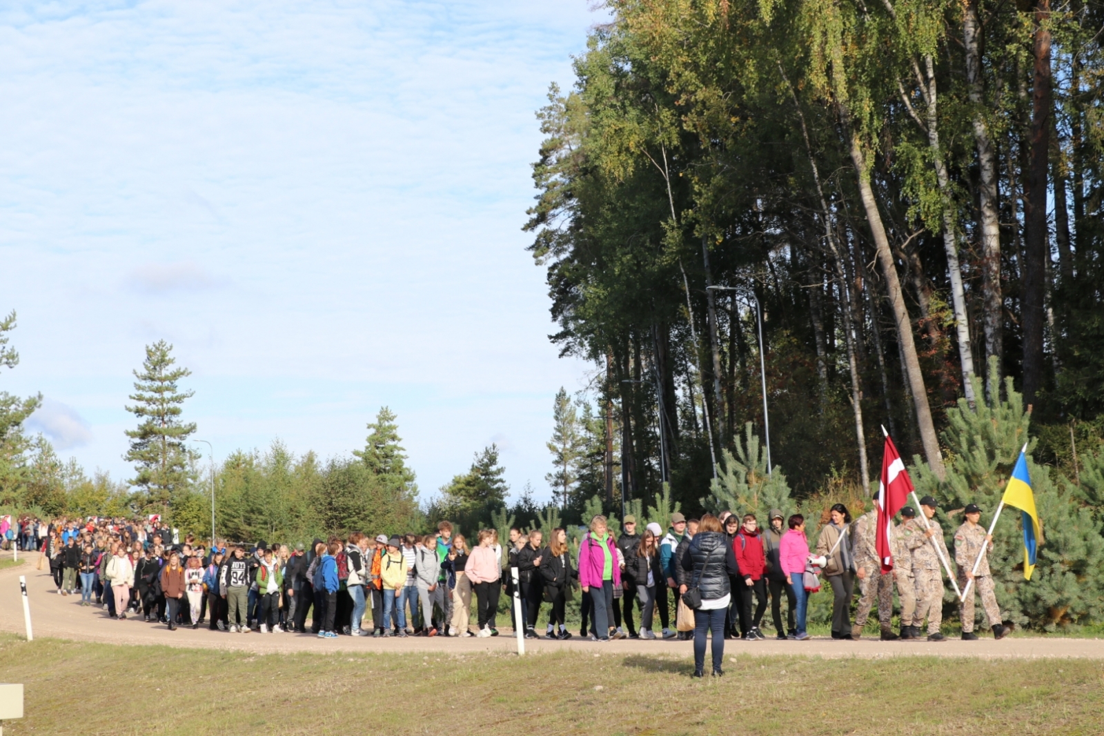 Patriotiskā pārgājienā dodas vairāk kā 1000 Ogres novada skolēni