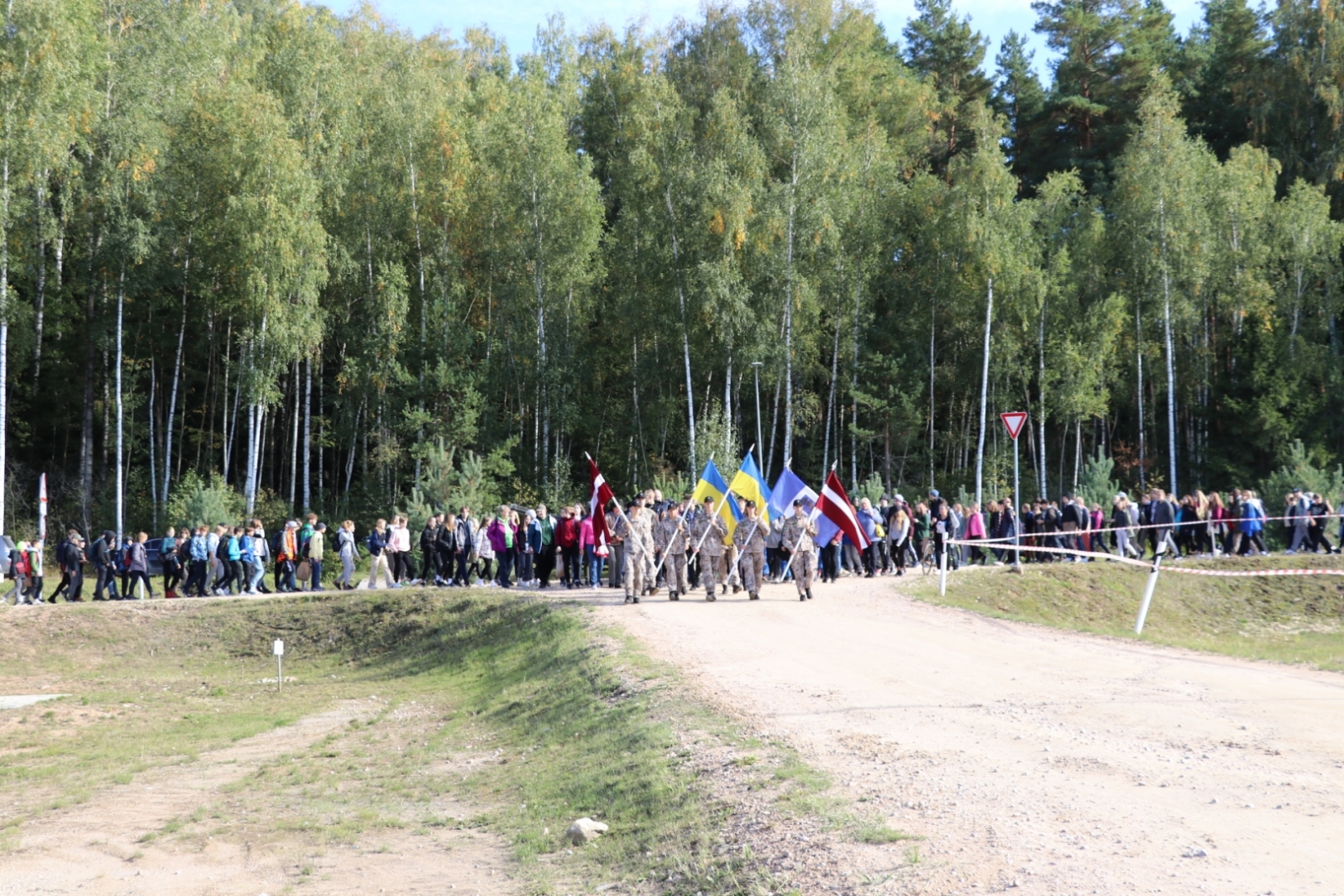 Patriotiskā pārgājienā dodas vairāk kā 1000 Ogres novada skolēni