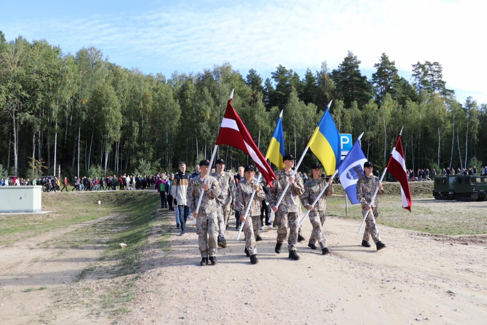 Patriotiskā pārgājienā dodas vairāk kā 1000 Ogres novada skolēni