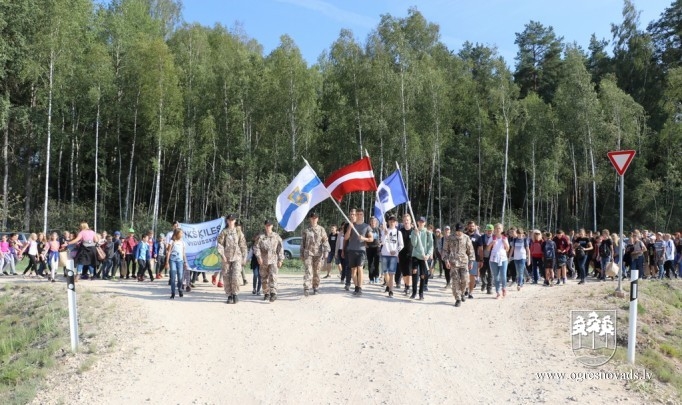 Vairāk nekā 1000 skolēni piedalās patriotiskā pārgājienā Zilajos kalnos