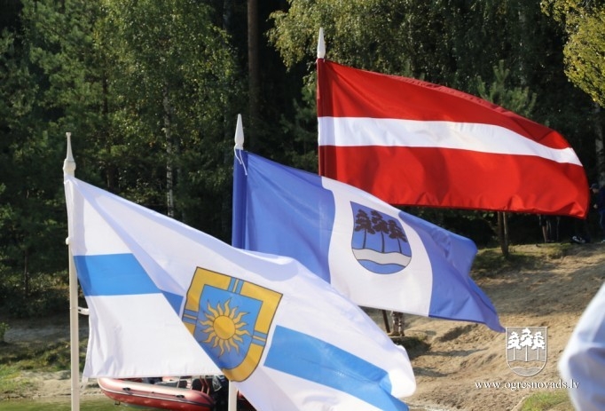 Vairāk nekā 1000 skolēni piedalās patriotiskā pārgājienā Zilajos kalnos