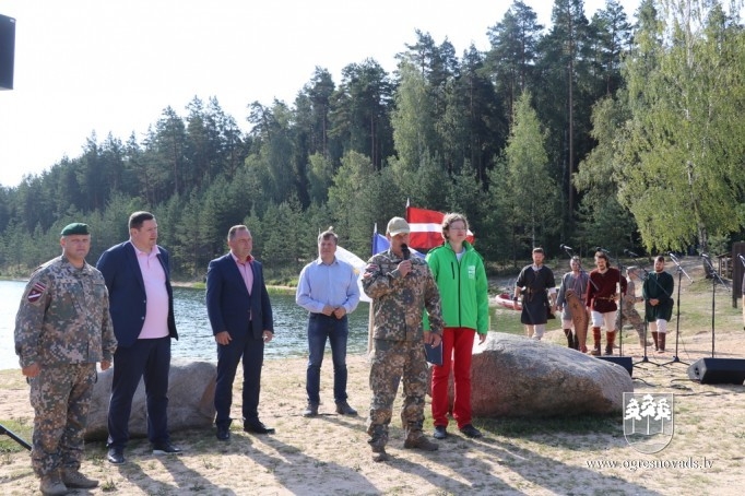 Vairāk nekā 1000 skolēni piedalās patriotiskā pārgājienā Zilajos kalnos