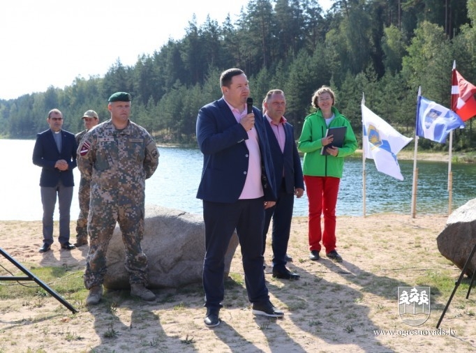 Vairāk nekā 1000 skolēni piedalās patriotiskā pārgājienā Zilajos kalnos