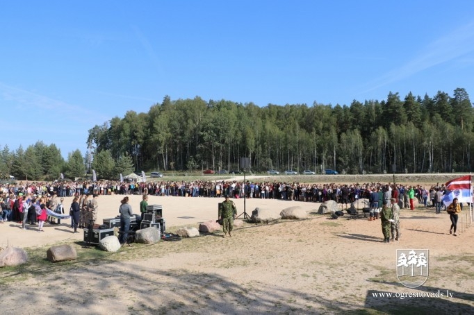 Vairāk nekā 1000 skolēni piedalās patriotiskā pārgājienā Zilajos kalnos