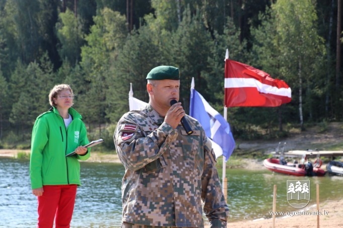 Vairāk nekā 1000 skolēni piedalās patriotiskā pārgājienā Zilajos kalnos