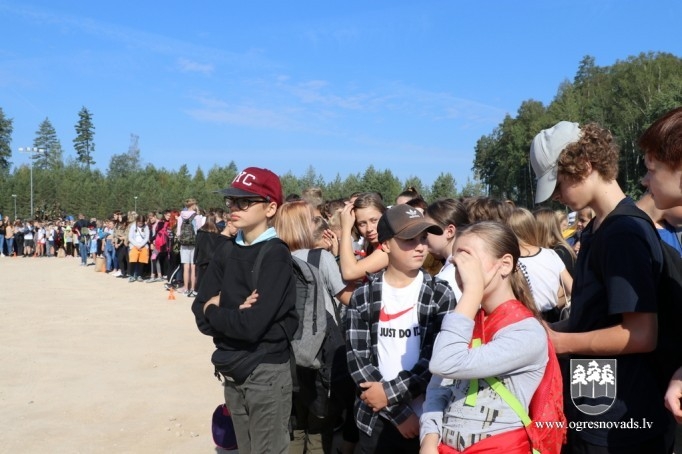 Vairāk nekā 1000 skolēni piedalās patriotiskā pārgājienā Zilajos kalnos