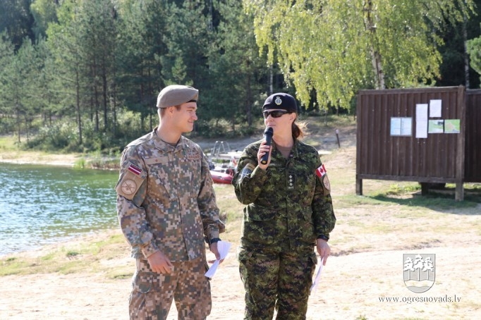 Vairāk nekā 1000 skolēni piedalās patriotiskā pārgājienā Zilajos kalnos