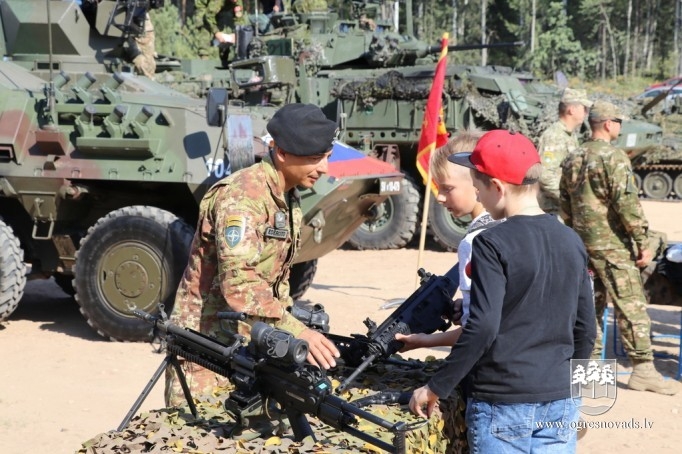 Vairāk nekā 1000 skolēni piedalās patriotiskā pārgājienā Zilajos kalnos