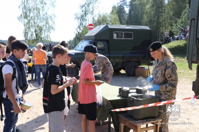 Vairāk nekā 1000 skolēni piedalās patriotiskā pārgājienā Zilajos kalnos