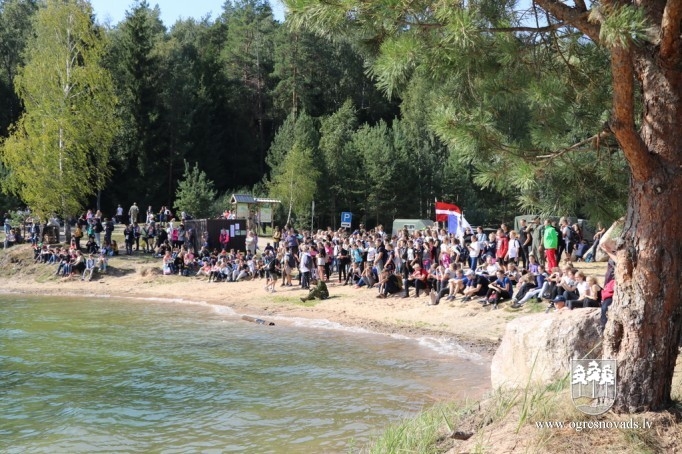 Vairāk nekā 1000 skolēni piedalās patriotiskā pārgājienā Zilajos kalnos