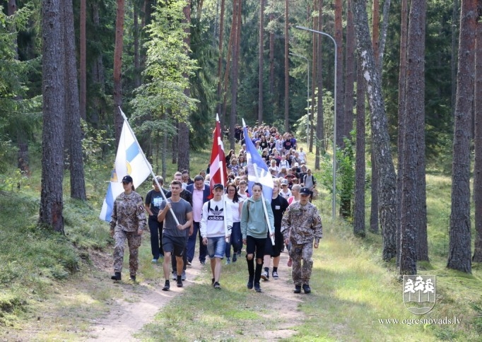 Vairāk nekā 1000 skolēni piedalās patriotiskā pārgājienā Zilajos kalnos