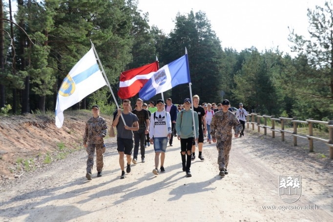 Vairāk nekā 1000 skolēni piedalās patriotiskā pārgājienā Zilajos kalnos