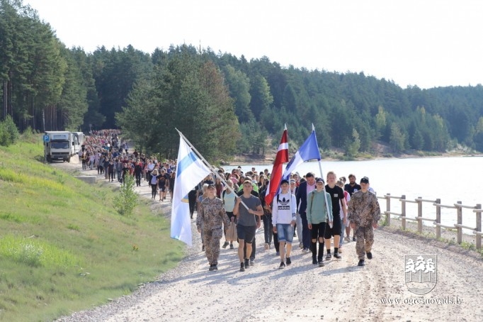 Vairāk nekā 1000 skolēni piedalās patriotiskā pārgājienā Zilajos kalnos