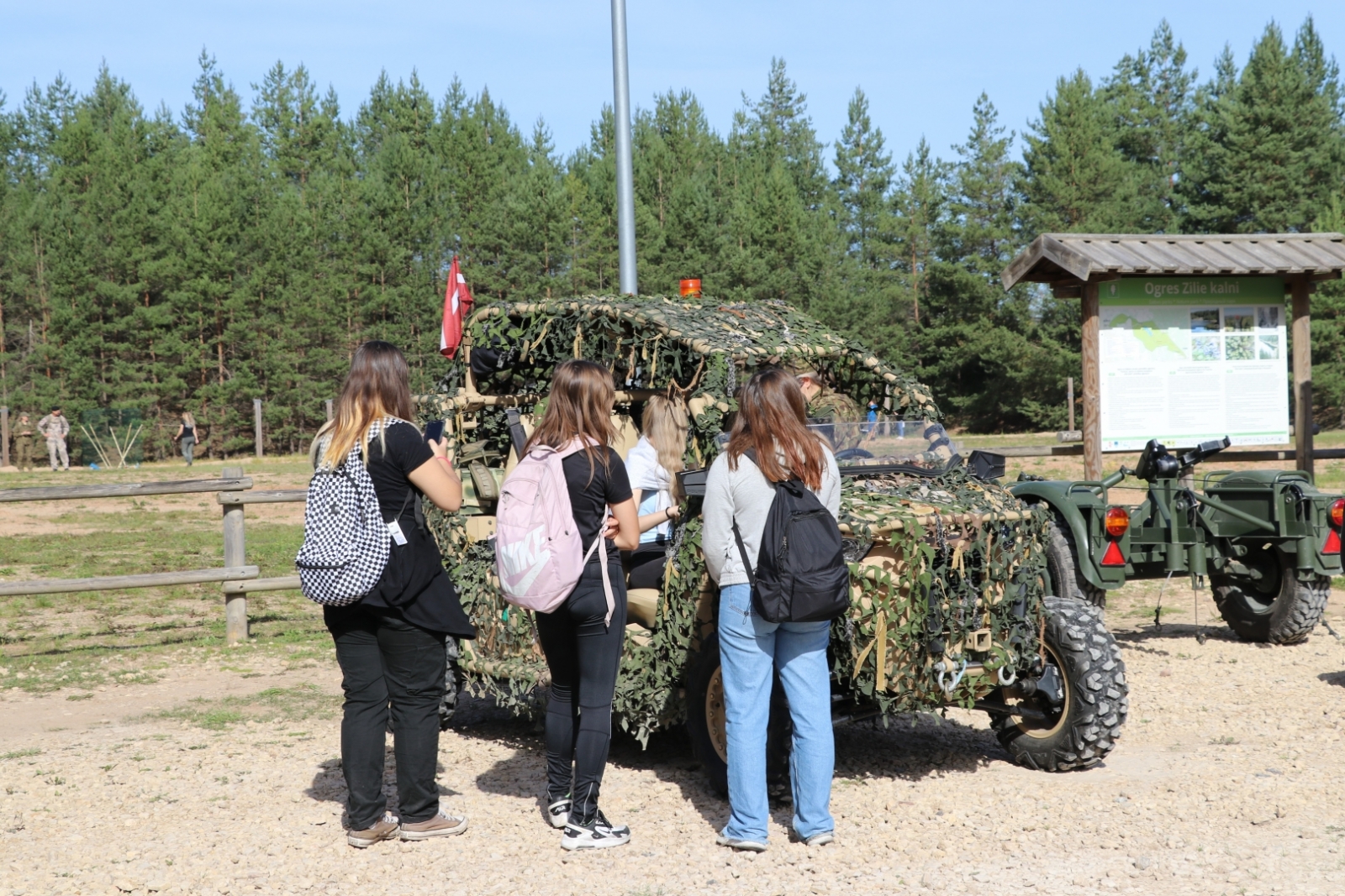 Dalībnieki iepazīstas ar militāro tehniku
