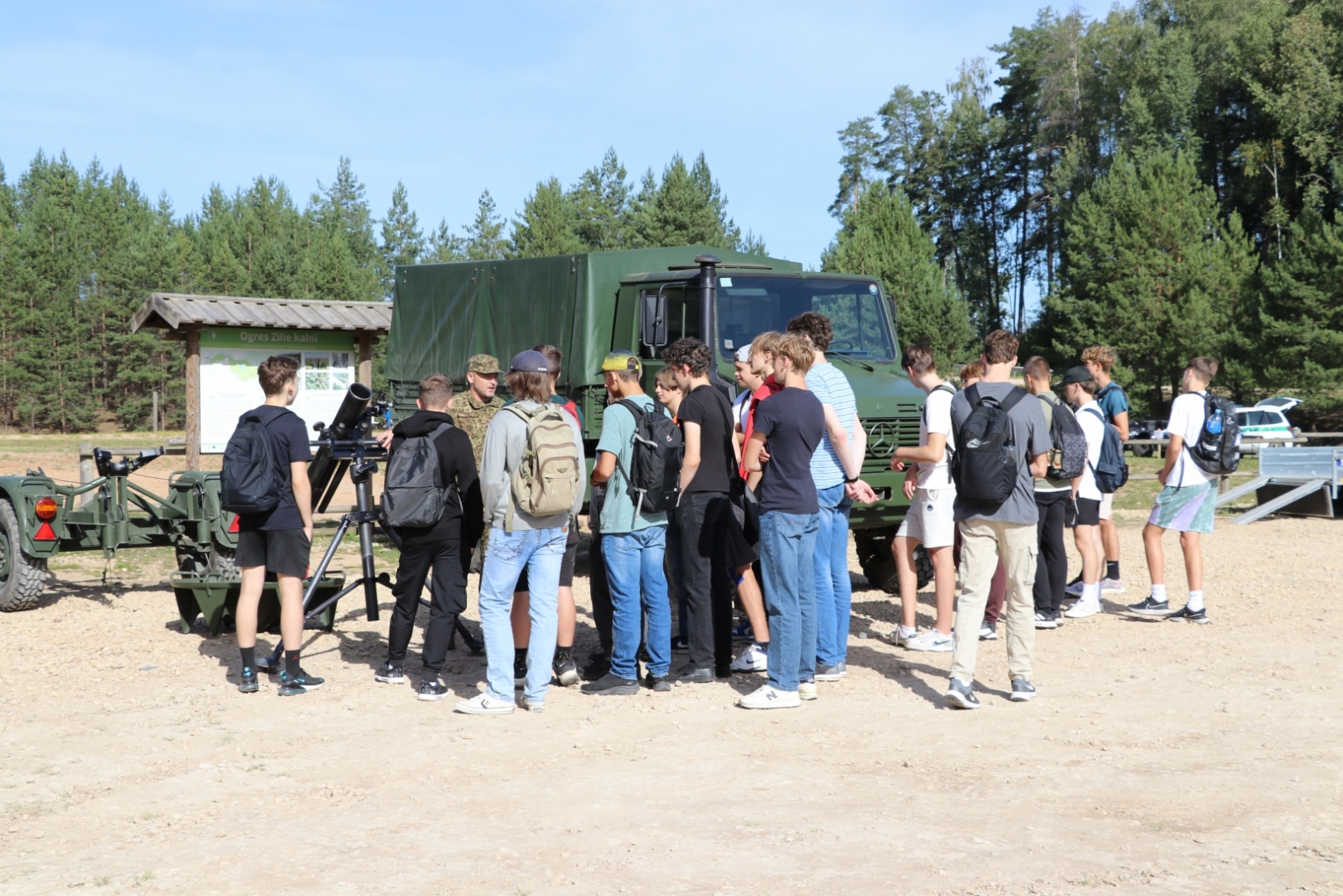 Dalībnieki iepazīstas ar militāro tehniku