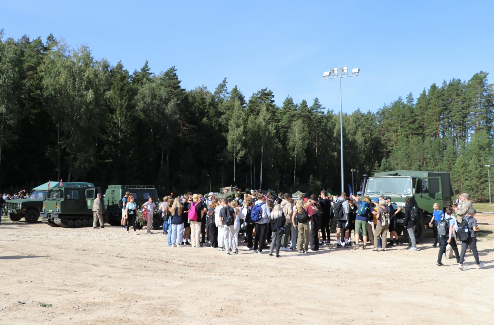 Dalībnieki iepazīstas ar militāro tehniku