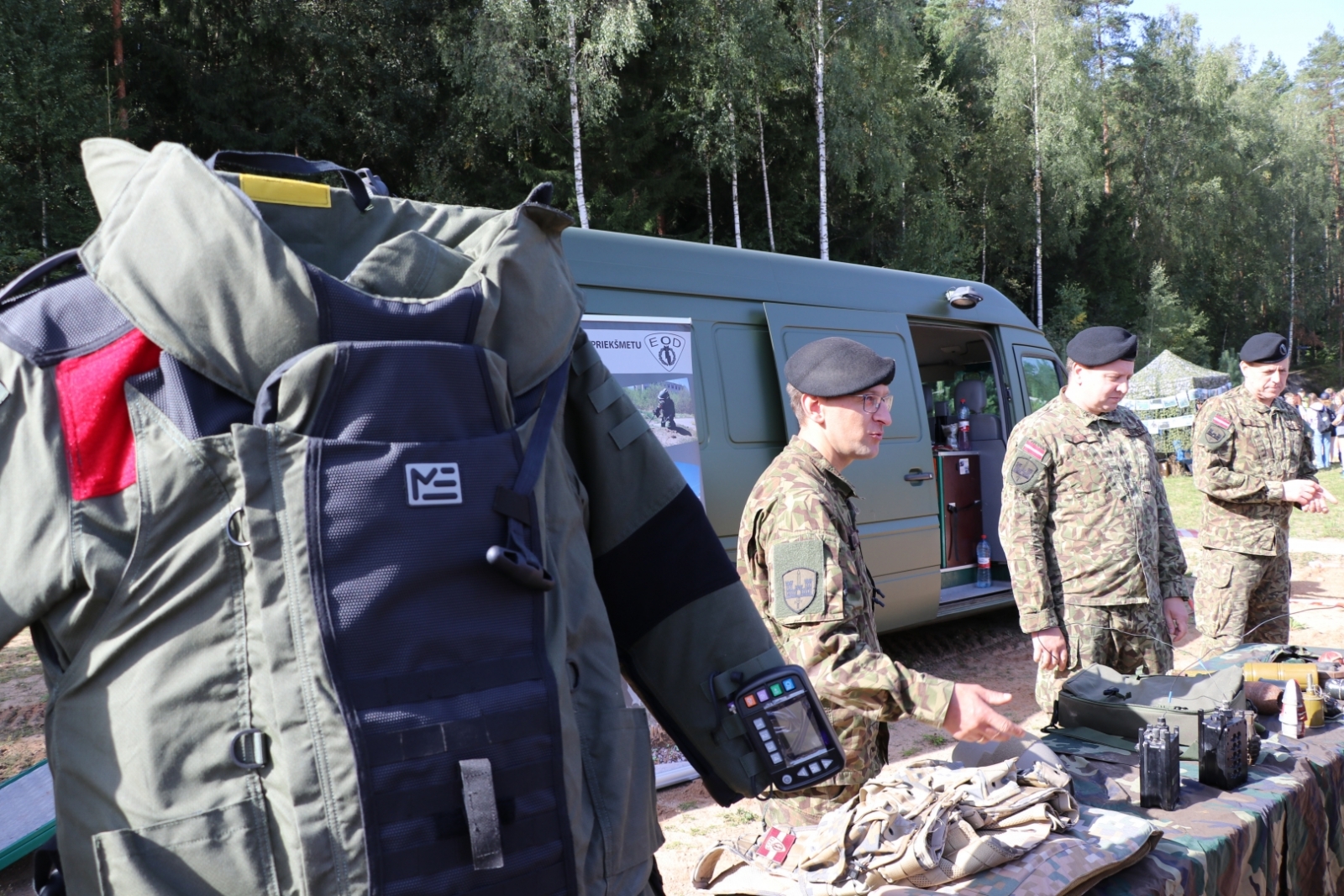 Viena no aktivitāšu stacijām ar militāro aprīkojumu