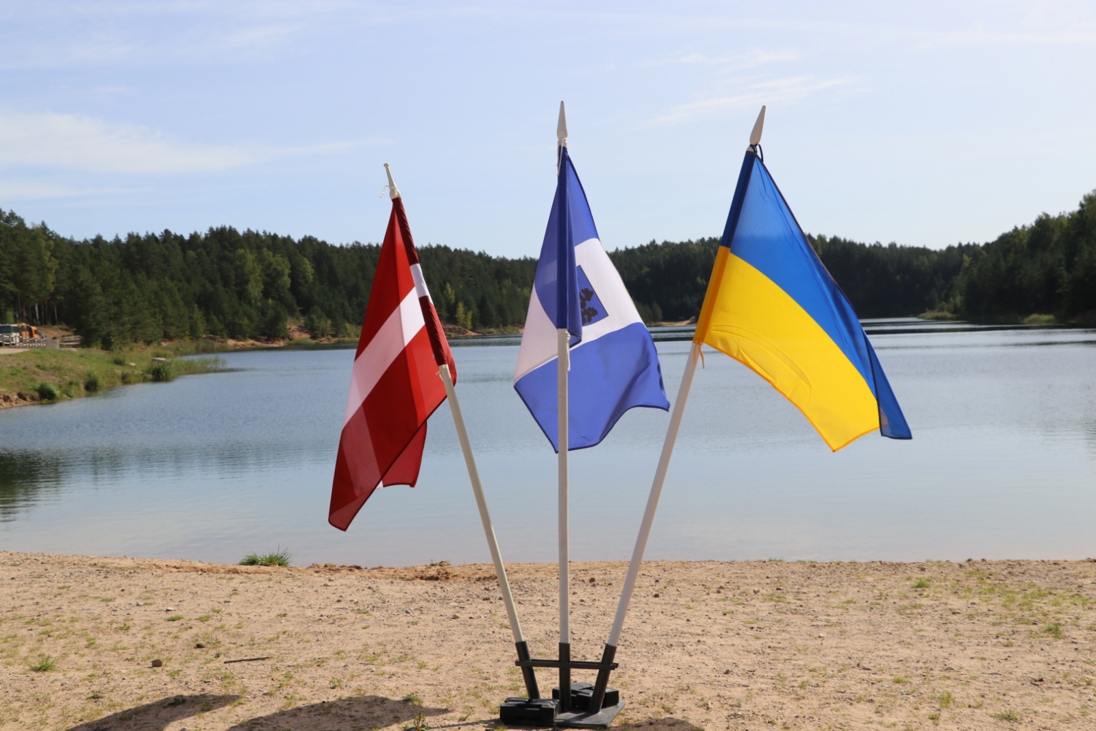 Latvijas, Ukrainas un Ogres novada karogi Dubkalnu ūdenskrātuves krastā
