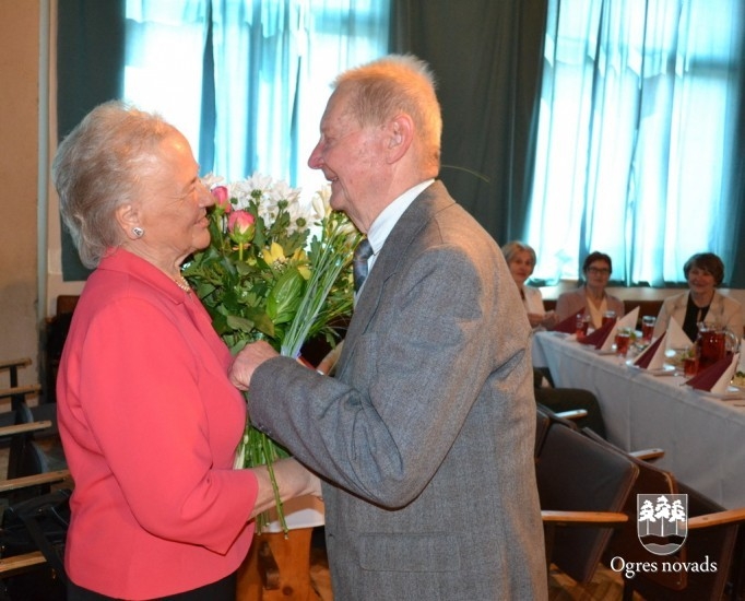 Ogrē tiekas pensionētie pedagogi