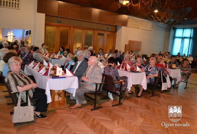 Ogrē tiekas pensionētie pedagogi