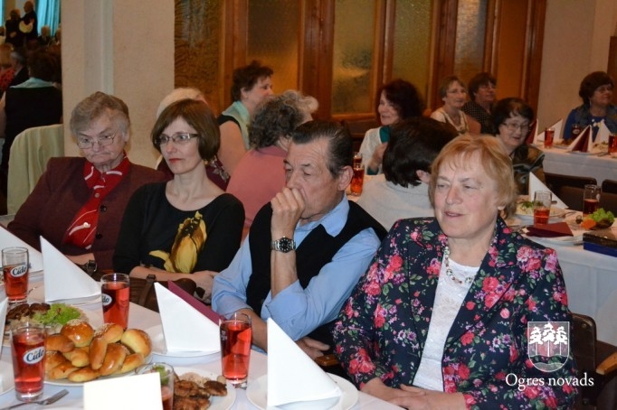 Ogrē tiekas pensionētie pedagogi