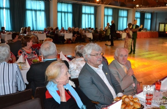 Ogrē tiekas pensionētie pedagogi