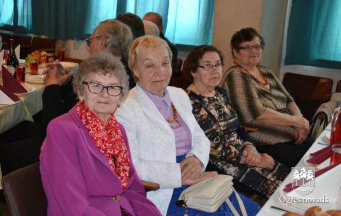 Ogrē tiekas pensionētie pedagogi