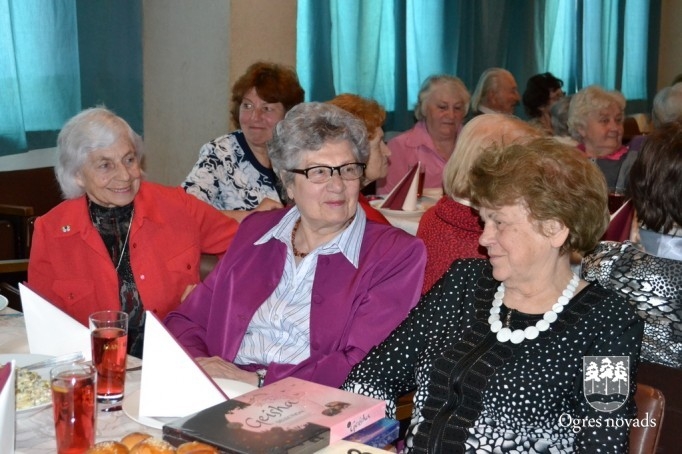 Ogrē tiekas pensionētie pedagogi