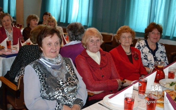 Ogrē tiekas pensionētie pedagogi