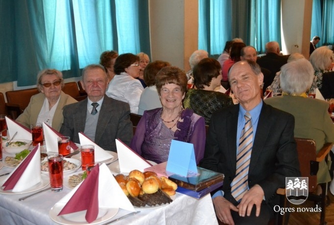 Ogrē tiekas pensionētie pedagogi