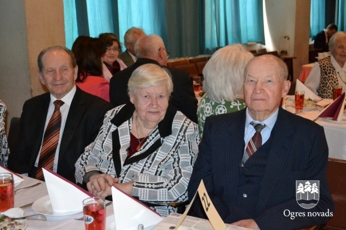 Ogrē tiekas pensionētie pedagogi