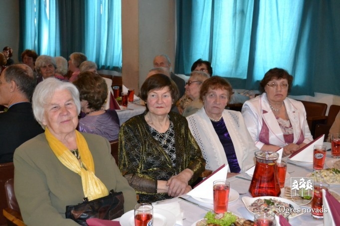 Ogrē tiekas pensionētie pedagogi