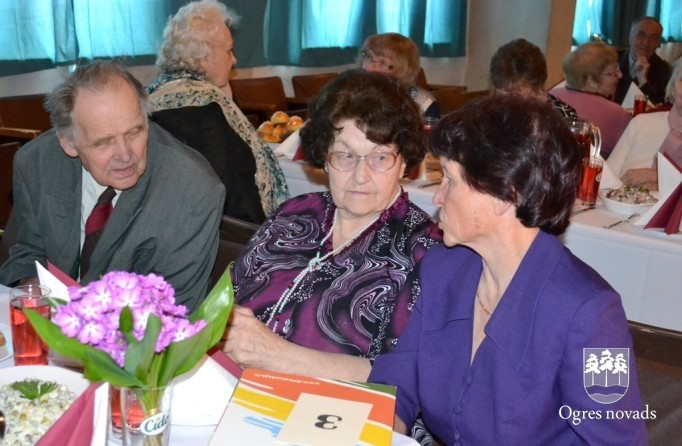 Ogrē tiekas pensionētie pedagogi