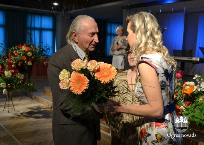 Ogrē tiekas pensionētie pedagogi