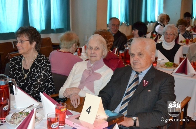 Ogrē tiekas pensionētie pedagogi